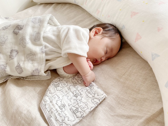 4 lý do khiến trẻ hay lăn lộn khi ngủ, cái cuối cùng bố mẹ cần đặc biệt chú ý - Ảnh 2.