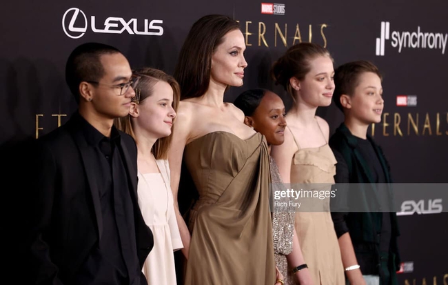 Angelina Jolie đưa 5 người con dự buổi công chiếu phim toàn cầu Eternals - Ảnh 3.
