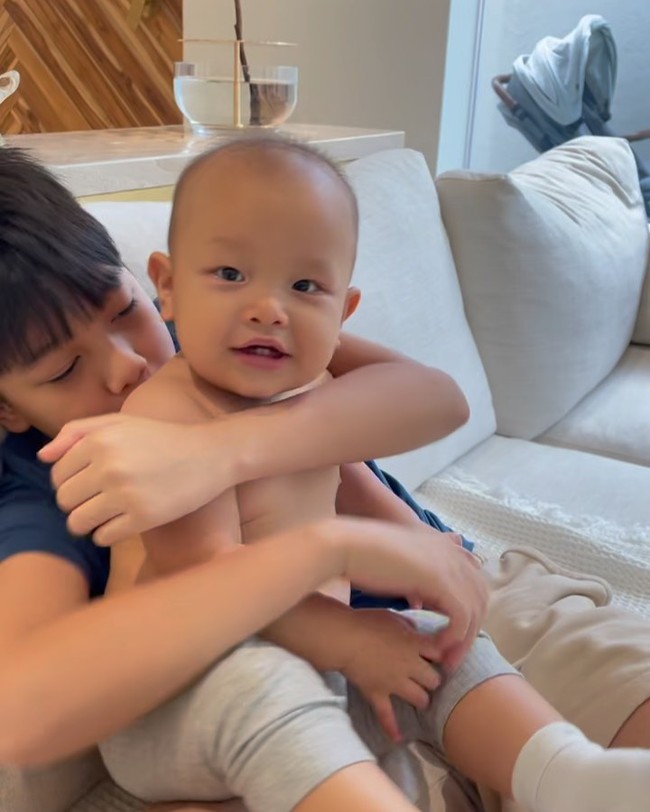 Được anh hai Subeo quấn quít ôm chặt, "thánh biểu cảm" Leon có phản ứng cực yêu - Ảnh 4. Được anh hai Subeo quấn quít ôm chặt, "thánh biểu cảm" Leon có phản ứng cực yêu - Ảnh 4.