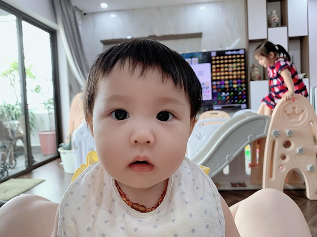 Đã lâu bé út San San nhà Hằng Túi mới xuất hiện, song dân tình ôm bụng cười té ghế vì gương mặt cô nhóc có gì đó sai sai - Ảnh 5. Đã lâu bé út San San nhà Hằng Túi mới xuất hiện, song dân tình ôm bụng cười té ghế vì gương mặt cô nhóc có gì đó sai sai - Ảnh 5.