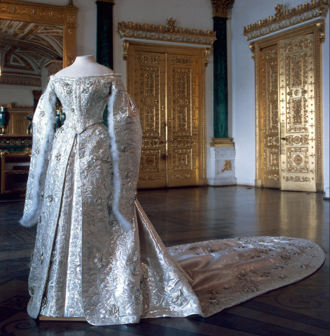 Chuyện chiếc váy cưới 30kg khiến cô dâu gục ngã trong ngày đại hỷ, phải có người cõng đi và những quy tắc khắt khe đến mức ngạt thở của Hoàng gia lớn nhất nhì thế giới - Ảnh 9.