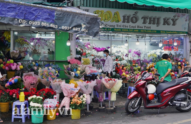 Chợ hoa lớn nhất Sài Gòn đìu hiu ngày 20/10, chủ cửa hàng than trời: “Chưa thấy năm nào ế như năm nay” - Ảnh 1.