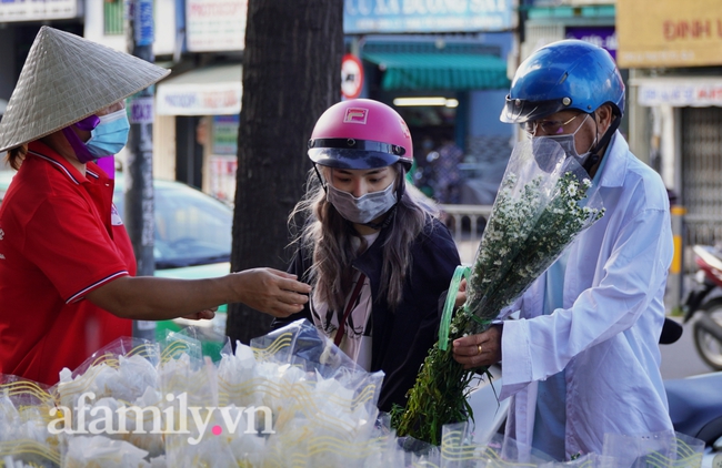 Chợ hoa lớn nhất Sài Gòn đìu hiu ngày 20/10, chủ cửa hàng than trời: “Chưa thấy năm nào ế như năm nay” - Ảnh 2.