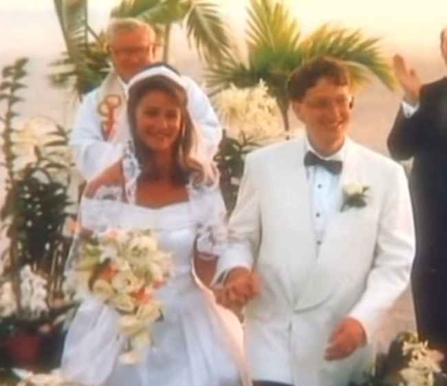 Đám cưới của vợ chồng tỷ phú Bill Gates so với hôn lễ con gái cả: Nhiều điểm giống nhau, chỉ có sự khác biệt duy nhất đến đau lòng - Ảnh 1.