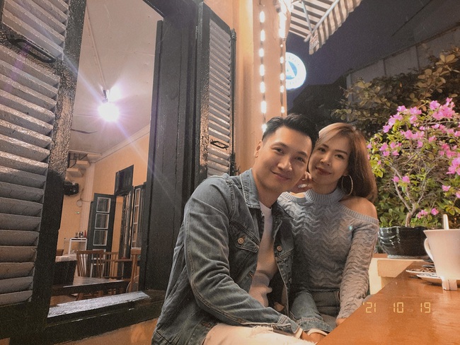 Xả vai shark Long, Mạnh Trường ngày càng "béo tốt" đưa vợ đi cafe đêm, vợ Hồng Đăng vào bình luận gì mà gây cười - Ảnh 1. Xả vai shark Long, Mạnh Trường ngày càng "béo tốt" đưa vợ đi cafe đêm, vợ Hồng Đăng vào bình luận gì mà gây cười - Ảnh 1.