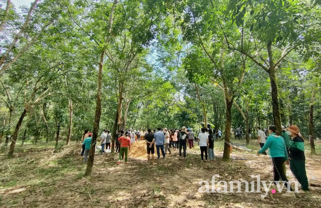 Vụ bé trai 2 tuổi mất tích, thi thể tìm thấy ở con suối gần nhà: Nhiều điểm đáng ngờ - Ảnh 4.