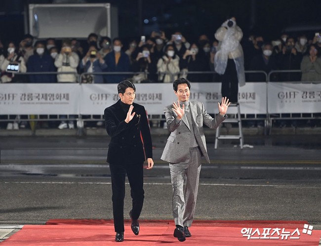 Siêu thảm đỏ nóng nhất Kbiz: Hai tài tử &quot;đẹp hơn hoa&quot; Jung Woo Sung và Jo In Sung gây sốt khi đứng chung khung hình - Ảnh 4.