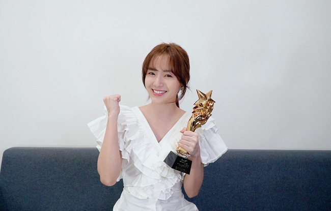Jang Mi gây bất ngờ với giải thưởng “Nữ ca sĩ quốc tế xuất sắc” tại World Star Awards 2021 - Ảnh 1.