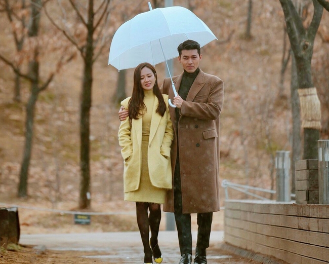 Rầm rộ tin Hyun Bin và Son Ye Jin sắp quay phim cùng nhau, một bộ ảnh của cặp đôi cũng bỗng dưng hot trở lại - Ảnh 2.
