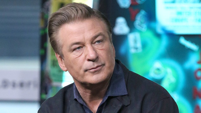 Sao Hollywood Alec Baldwin bắn chết đạo diễn trên phim trường - Ảnh 2.