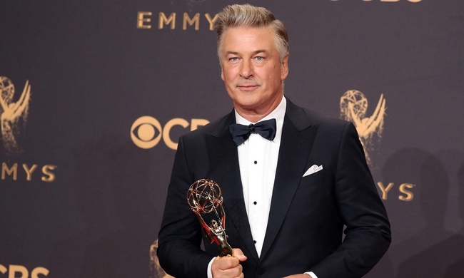 Alec Baldwin gọi điện xin lỗi gia đình đạo diễn bị bắn chết, khai báo tình tiết mới tại sở cảnh sát - Ảnh 2.