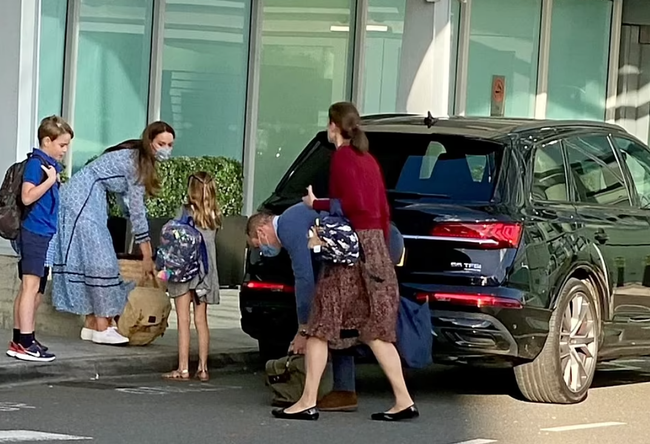 Gia đình Công nương Kate bất ngờ xuất hiện ở sân bay, được dân mạng khen ngợi hết lời bởi loạt chi tiết tinh tế - Ảnh 1.