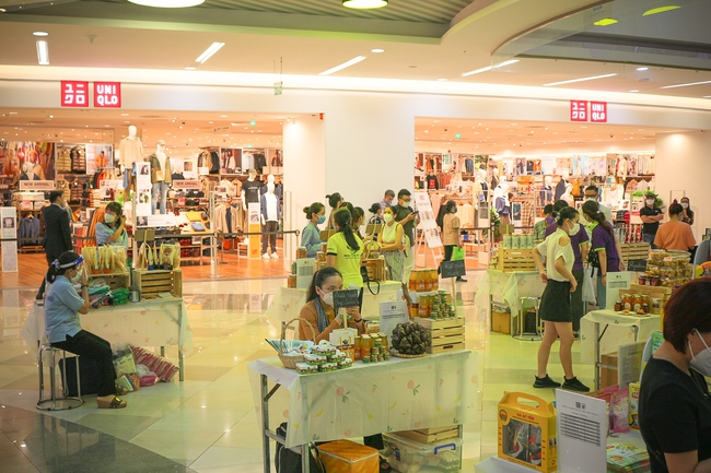 Vừa trở lại sau đợt giãn cách, Uniqlo tại Sài Gòn mở phiên chợ bán thực phẩm sạch và đồ tái chế bên trong cửa hàng quần áo khiến nhiều người bất ngờ - Ảnh 1.