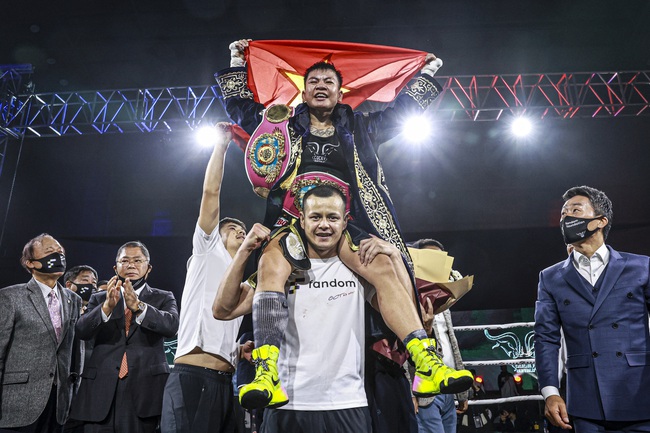 Nguyễn Thị Thu Nhi - Nhà vô địch boxing WBO thế giới đầu tiên của Việt Nam: Từ cô gái &quot;nhỏ nhắn&quot; bán vé số mưu sinh đến nữ võ sĩ danh giá của làng quyền Anh - Ảnh 1.