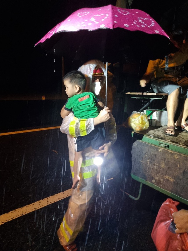 Quảng Nam: Giải cứu 22 người mắc kẹt giữa dòng nước lũ ngập sâu hơn 1 mét trong đêm mưa tầm tã - Ảnh 1.