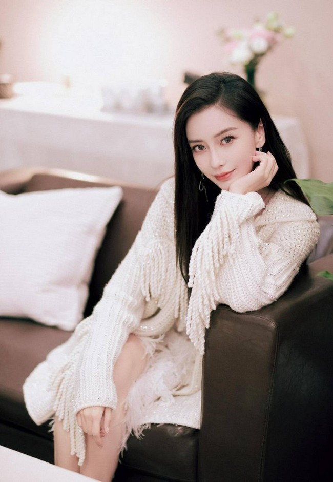 Angelababy cùng Mạnh Mỹ Kỳ chung một khung hình: Cách nhau gần chục tuổi mà nhan sắc vợ Huỳnh Hiểu Minh &quot;chặt đẹp&quot; đàn em - Ảnh 5.