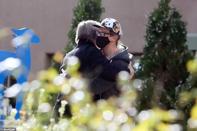 Tài tử Alec Baldwin ôm chồng của nữ đạo diễn hình ảnh bị bắn chết - Ảnh 2.