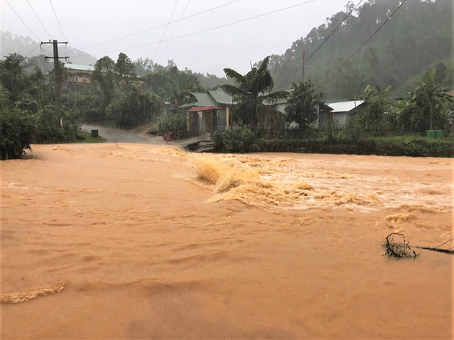 Mưa lũ miền Trung: Trong một buổi sáng phát hiện 6 thi thể người bị nước lũ cuốn trôi  - Ảnh 1.