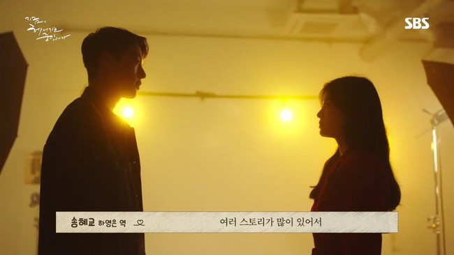 Song Hye Kyo lần đầu để lộ hình xăm trên người, hiếm lắm mới thấy vợ cũ Song Joong Ki nổi loạn đến thế này! - Ảnh 4.