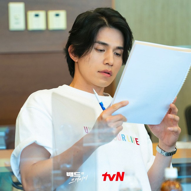 Lee Dong Wook điển trai tại buổi đọc kịch bản, sắp hóa thân thành thám tử xấu tính trong phim mới - Ảnh 2.