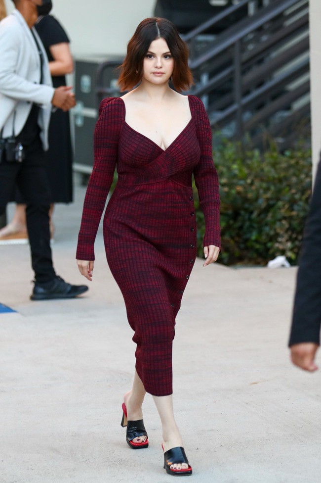 Sốc với thân hình phát tướng đồ sộ của Selena Gomez, thế nhưng ai cũng phải cảm thán: Tăng cân mà vẫn xinh đẹp - Ảnh 1.