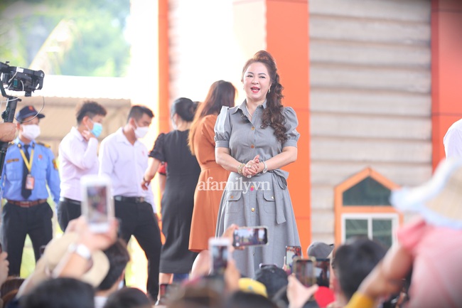 HOT: Bà chủ Đại Nam xuất hiện với hơn 20 vệ sĩ, nhiều người có mặt thậm chí bật khóc vì quá xúc động - Ảnh 6. HOT: Bà chủ Đại Nam xuất hiện với hơn 20 vệ sĩ, nhiều người có mặt thậm chí bật khóc vì quá xúc động - Ảnh 6.