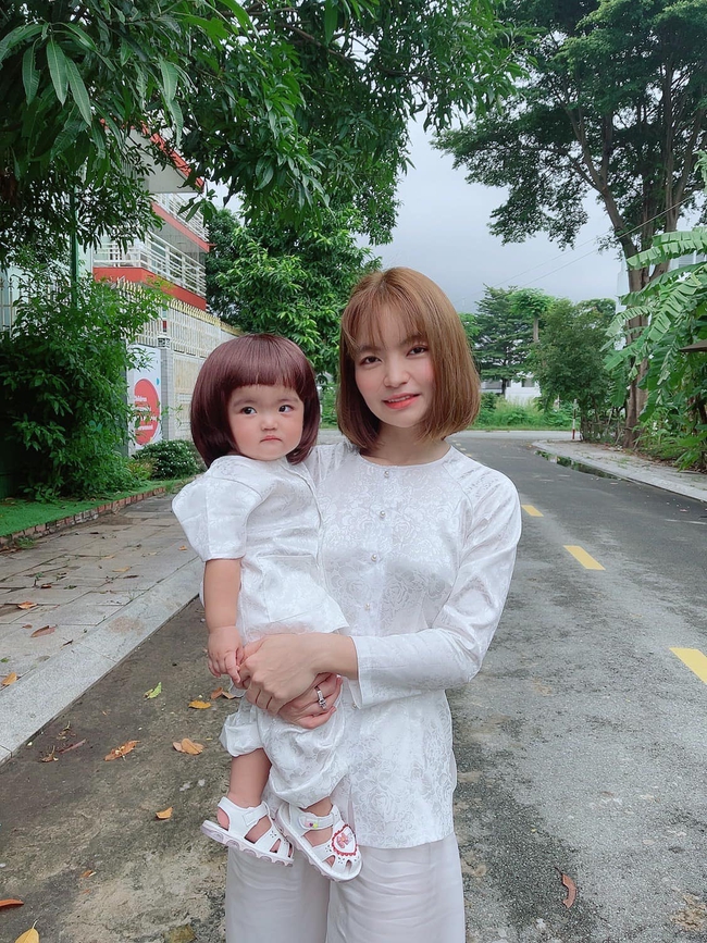 Tròn 10 tháng tuổi, con gái Mạc Văn Khoa được mẹ cho diện đồ bà ba nhưng mái tóc lại khiến netizen bật cười - Ảnh 4.