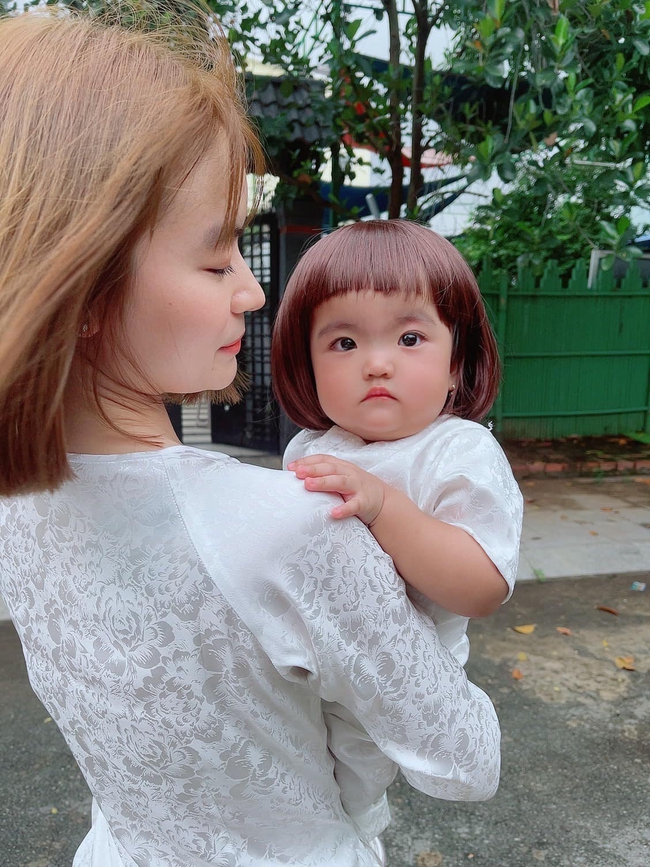 Tròn 10 tháng tuổi, con gái Mạc Văn Khoa được mẹ cho diện đồ bà ba nhưng mái tóc lại khiến netizen bật cười - Ảnh 6.