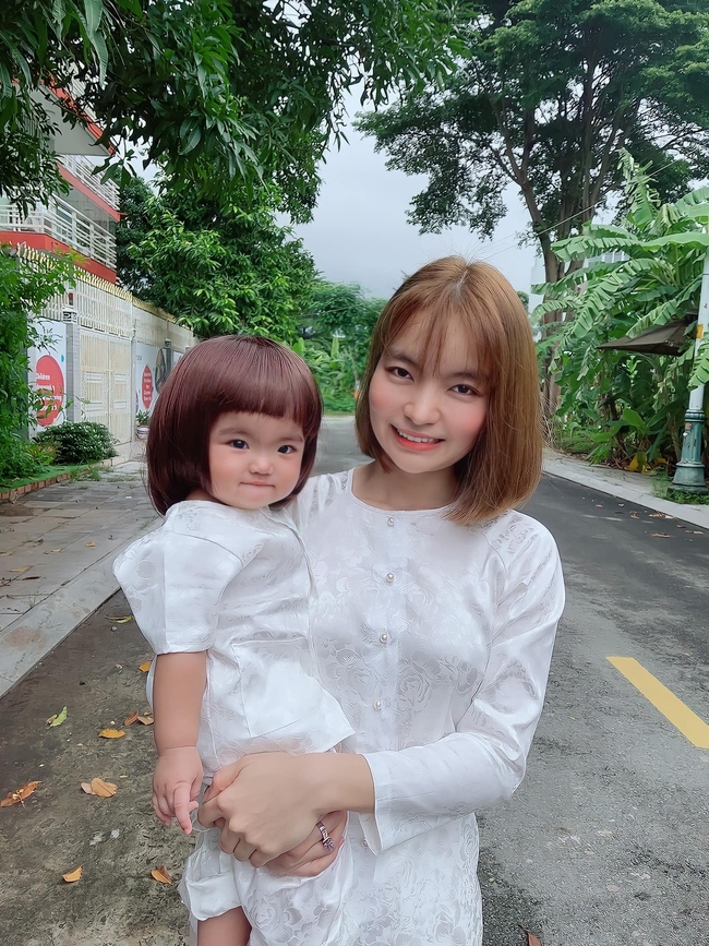 Tròn 10 tháng tuổi, con gái Mạc Văn Khoa được mẹ cho diện đồ bà ba nhưng mái tóc lại khiến netizen bật cười - Ảnh 5.