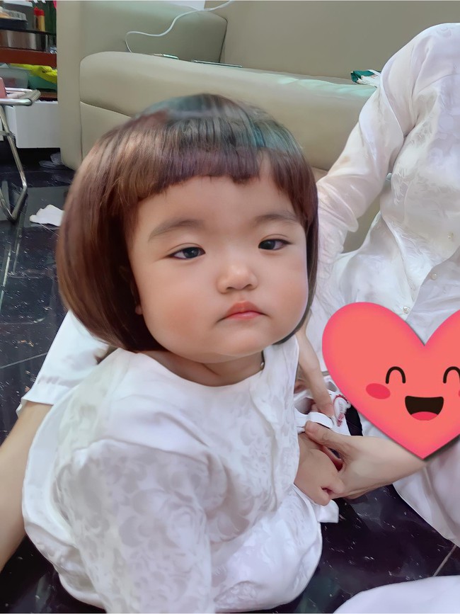 Tròn 10 tháng tuổi, con gái Mạc Văn Khoa được mẹ cho diện đồ bà ba nhưng mái tóc lại khiến netizen bật cười - Ảnh 2.