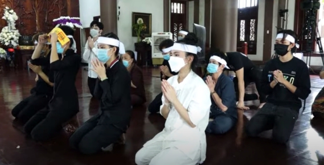 Lặng người nhìn dàn con nuôi trong lễ cúng thất đầu tiên của Phi Nhung: Hồ Văn Cường bần thần, con gái nuôi nước mắt ngắn dài - Ảnh 3.
