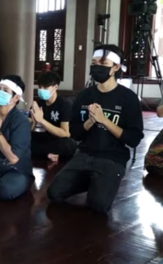 Lặng người nhìn dàn con nuôi trong lễ cúng thất đầu tiên của Phi Nhung: Hồ Văn Cường bần thần, con gái nuôi nước mắt ngắn dài - Ảnh 4.