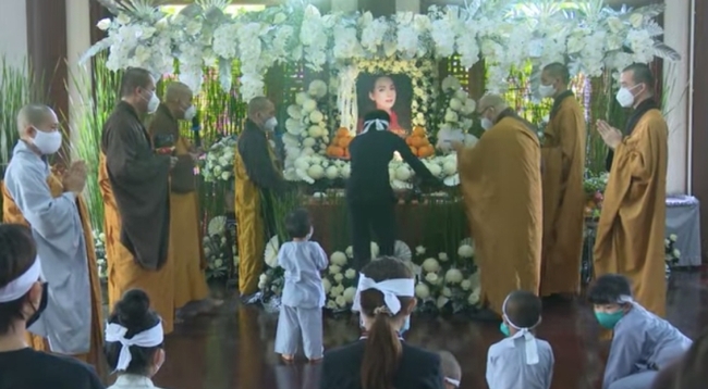 Lặng người nhìn dàn con nuôi trong lễ cúng thất đầu tiên của Phi Nhung: Hồ Văn Cường bần thần, con gái nuôi nước mắt ngắn dài - Ảnh 8.