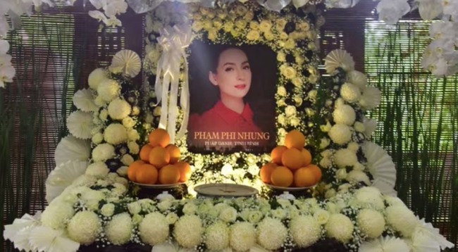 Lặng người nhìn dàn con nuôi trong lễ cúng thất đầu tiên của Phi Nhung: Hồ Văn Cường bần thần, con gái nuôi nước mắt ngắn dài - Ảnh 1.
