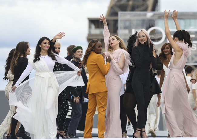 Paris Fashion Week: Vợ cũ &quot;bĩnh&quot; lên giường Johnny Depp sao qua nổi Đệ nhất các Hoa hậu - Ảnh 8.