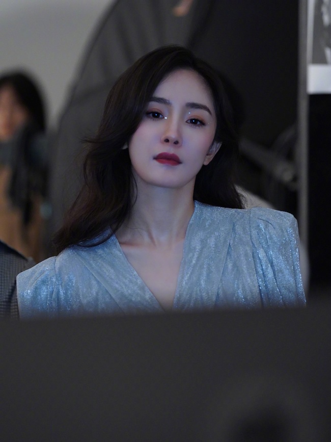Mới đây, bức hình hậu trường chụp ảnh của Dương Mịch đã gây bão trên Weibo vì quá sang chảnh và khí chất. Quả thật nữ diễn viên “Cung tỏa tâm ngọc” rất hợp với phong cách tổng tài và chị đại quyền lực. Mới đây, bức hình hậu trường chụp ảnh của Dương Mịch đã gây bão trên Weibo vì quá sang chảnh và khí chất. Quả thật nữ diễn viên “Cung tỏa tâm ngọc” rất hợp với phong cách tổng tài và chị đại quyền lực.