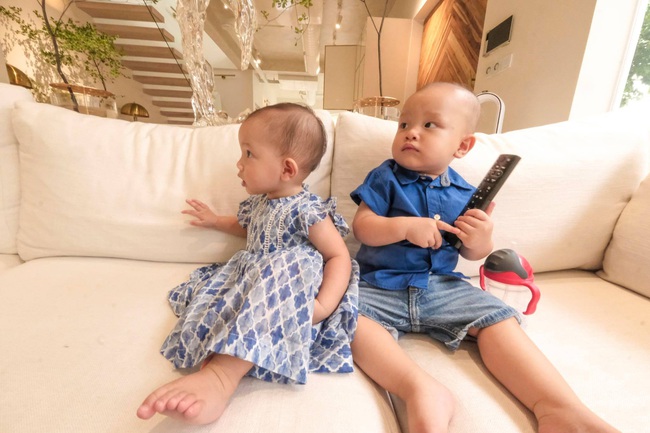 Được mẹ Hồ Ngọc Hà diện đồ cực nghiêm túc chụp ảnh kỷ niệm cùng chị Lisa mà sao Leon lại "tấu hài" đáng yêu thế này? - Ảnh 1.