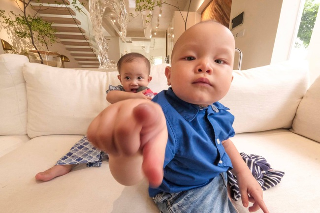 Được mẹ Hồ Ngọc Hà diện đồ cực nghiêm túc chụp ảnh kỷ niệm cùng chị Lisa mà sao Leon lại "tấu hài" đáng yêu thế này? - Ảnh 3.