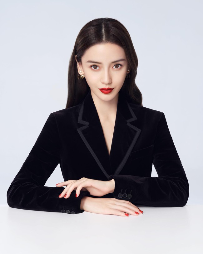 Angelababy xuất sắc như thế này bảo sao mà Huỳnh Hiểu Minh say mê suốt hơn 10 năm liền. Angelababy xuất sắc như thế này bảo sao mà Huỳnh Hiểu Minh say mê suốt hơn 10 năm liền.