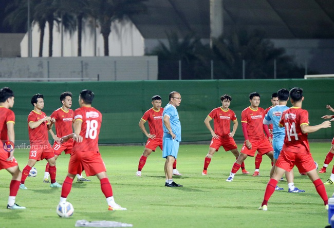 Các cầu thủ của đội tuyển Việt Nam cởi áo đọ &quot;những chiếc múi&quot; nét căng, spotlight lần này là của Văn Thanh - Tiến Linh!   - Ảnh 1.