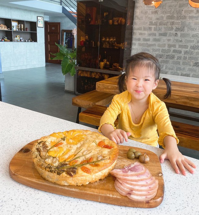 Diễn viên Lê Phương thức đến 2 rưỡi đêm làm đồ ăn sáng cho con gái, là món gì mà khiến bé Bông cười toe toét - Ảnh 2.