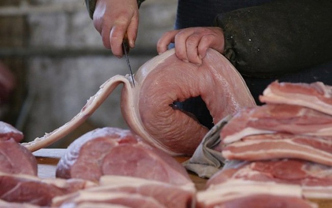 Đi chợ nhớ né thật xa miếng thịt lợn có 5 đặc điểm này, người bán còn sợ &quot;độc&quot; không dám cho gia đình ăn - Ảnh 1.