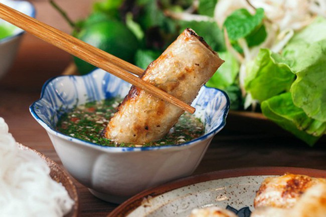 Dùng nước chấm kiểu này vô cùng mất vệ sinh, đáng tiếc nhiều gia đình hiện nay cực chuộng - Ảnh 1. Dùng nước chấm kiểu này vô cùng mất vệ sinh, đáng tiếc nhiều gia đình hiện nay cực chuộng - Ảnh 1.