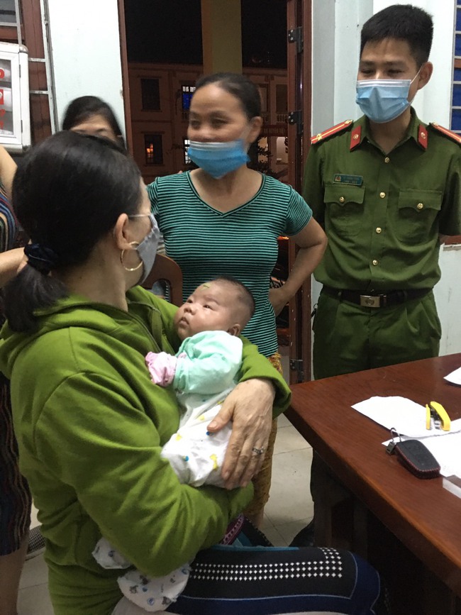 Bắc Giang: Phát hiện bé gái hơn 1 tháng tuổi trong giỏ nhựa để bên ven đường - Ảnh 1.