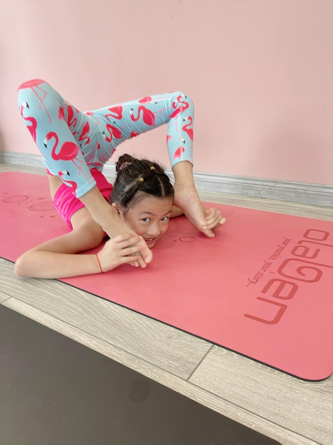 Con gái 8 tuổi xinh đẹp nhà Ốc Thanh Vân lại gây sốt khi tập yoga những tư thế khó cùng mẹ - Ảnh 2.