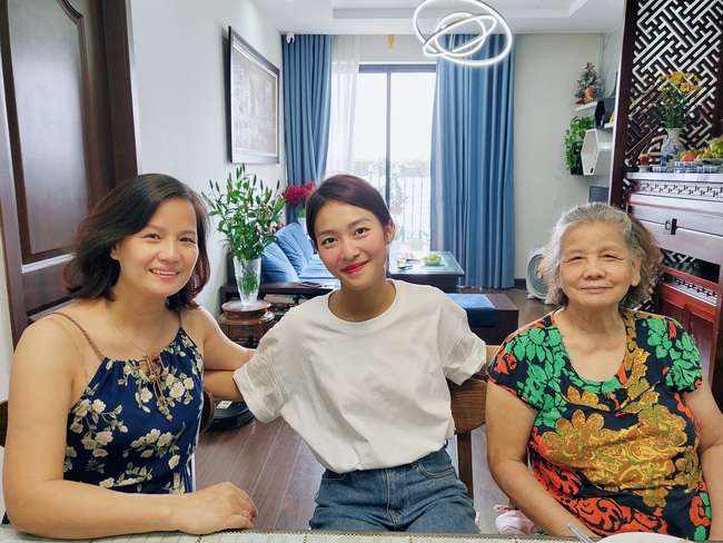 Thanh Sơn khoe ảnh Khả Ngân tới thăm nhà, chụp cùng bà và mẹ mình, dàn sao Việt ủng hộ &quot;chốt đơn&quot; phim giả tình thật - Ảnh 1.