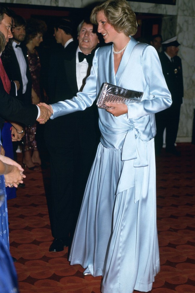 Những bộ đầm dạ hội đáng nhớ Công nương Diana còn hạnh phúc bên chồng: Bộ đầm &quot;ngủ gật&quot; hay thiết kế khoét lưng táo bạo  - Ảnh 15.