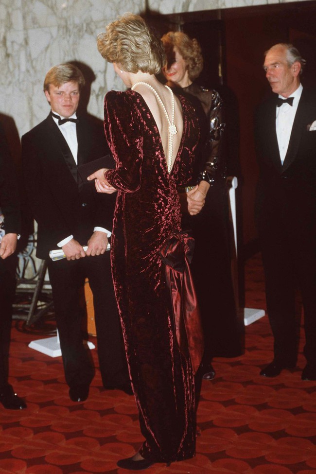 Những bộ đầm dạ hội đáng nhớ nhất lịch sử của Công nương Diana: Bộ đầm &quot;ngủ gật&quot; hay thiết kế khoét lưng táo bạo  - Ảnh 6.