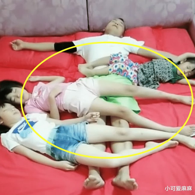 Bức ảnh bố và 3 con gái nằm ngủ trông rất đáng yêu nhưng nhận về tranh cãi vì 1 chi tiết, mẹ ngay lập tức tách phòng - Ảnh 1.