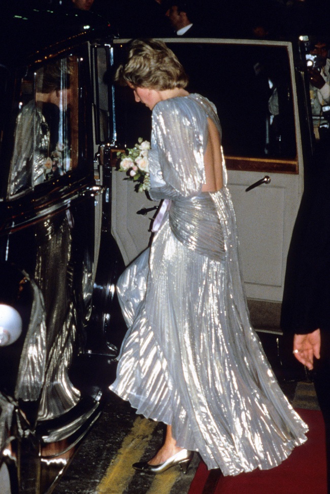 Những bộ đầm dạ hội đáng nhớ nhất lịch sử của Công nương Diana: Bộ đầm &quot;ngủ gật&quot; hay thiết kế khoét lưng táo bạo  - Ảnh 2.